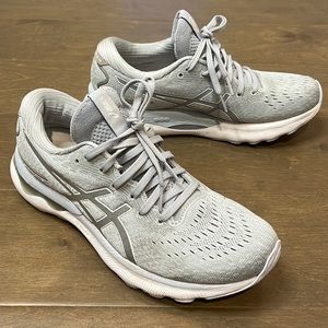 ASICS Gel Nimbus 24 women’s 7.5 color Piedmont Grey/ White. Gently used